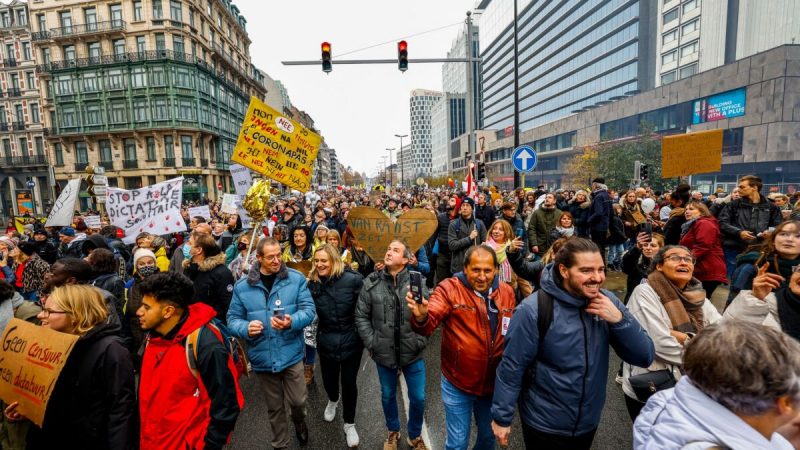 Люди принимают участие в демонстрации против мер COVID-19 в Брюсселе, Бельгия, 21 ноября 2021 года. (Hadrien Dure/Belga Mag/AFP via Getty Images) | Epoch Times Россия