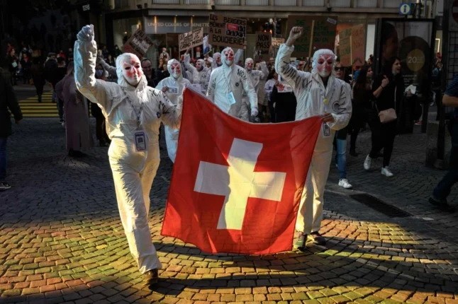По всей Швейцарии проходят акции протеста, такие как в Лозанне, против антиковидных мер, принятых в стране. (Fabrice COFFRINI/AFP)   | Epoch Times Россия
