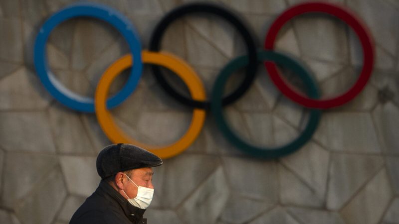 Олимпийские кольца на внешней стене Национального стадиона «Птичье гнездо», который станет местом проведения предстоящих зимних Олимпийских игр 2022 года в Пекине 2 февраля 2021 года. Фото: AP /Mark Schiefelbein | Epoch Times Россия