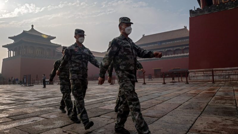 Солдаты Народно-освободительной армии Китая маршируют у входа в Запретный город во время церемонии открытия сессии Народного политического консультативного совета Китая (НПКСК) в Пекине 21 мая 2020 года. (Nicolas Asfouri/AFP via Getty Images) | Epoch Times Россия