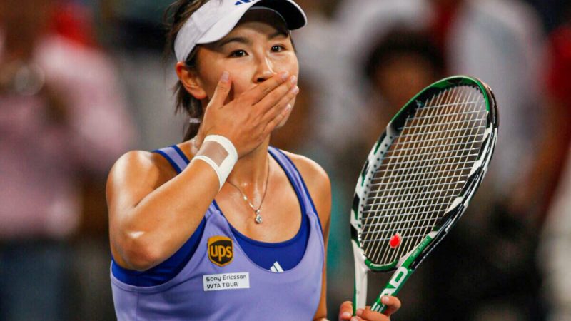 Китайская теннисистка Пэн Шуай во время теннисного матча в Пекине, 6 октября 2009 года. (Ng Han Guan/AP Photo) | Epoch Times Россия