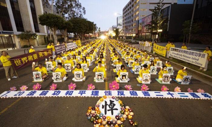 Практикующие Фалуньгун на пикете, посвящённом 22-й годовщине преследования  в Китае,  Лос-Анджелес, Калифорния, 18 июля 2021 г. (Courtesy of Debora Cheng) | Epoch Times Россия