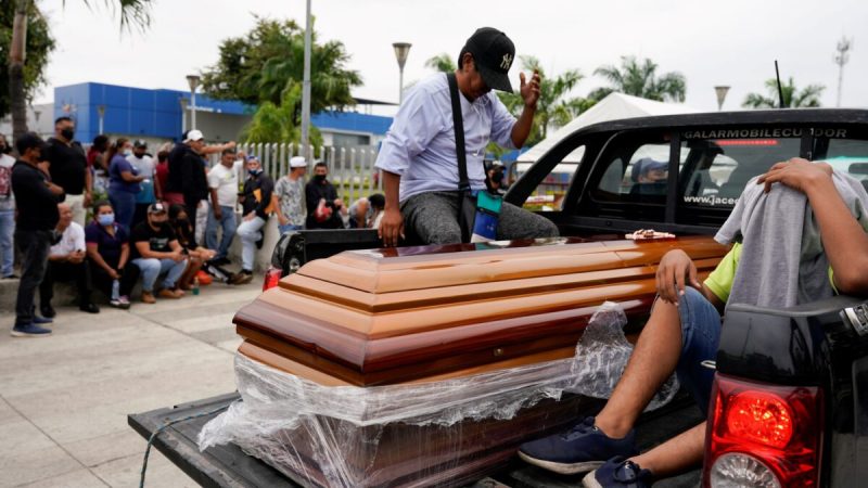 Гроб везут на пикапе мимо здания судебной полиции после убийства и ранения заключённых в тюрьме Penitenciaria del Litoral в Гуаякиле, Эквадор, 14 ноября 2021 года. (Santiago Arcos/Reuters) | Epoch Times Россия