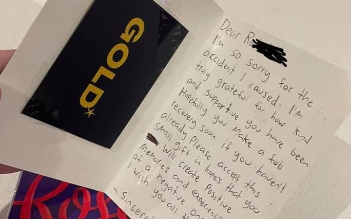 Бек Пирсон из Австралии получила подарок-сюрприз от незнакомца, который врезался в её машину. (Предоставлено Бек Пирсон) | Epoch Times Россия