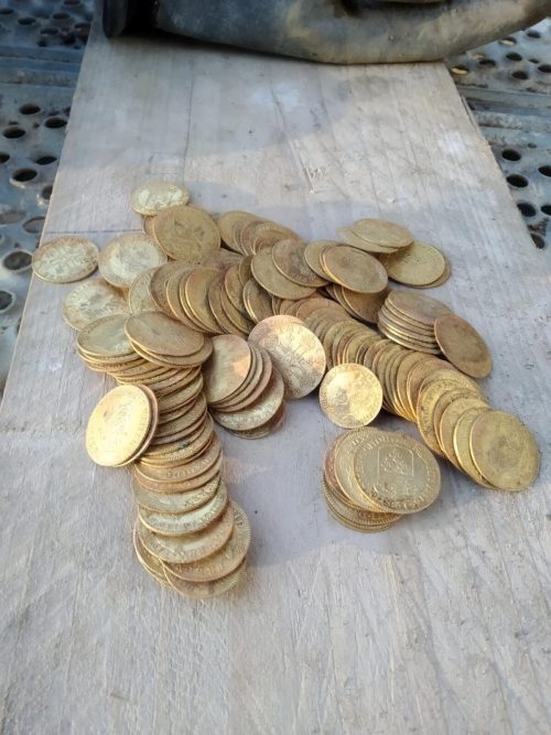 Во Франции в стенах особняка обнаружили 239 золотых монет