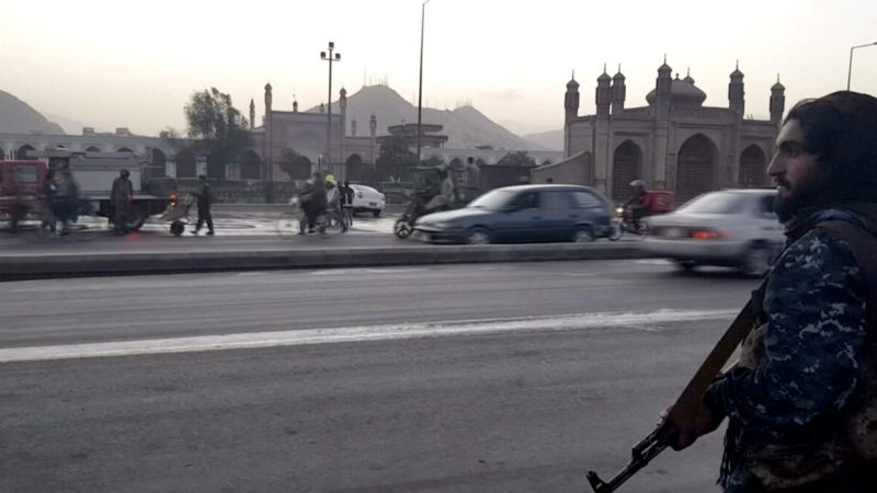 Вооружённый террорист-талиб на оживлённой улице напротив мечети Идгах, где произошёл смертоносный взрыв, Кабул, Афганистан, 3 октября 2021 г. (Reuters/Screenshot via NTD)
 | Epoch Times Россия
