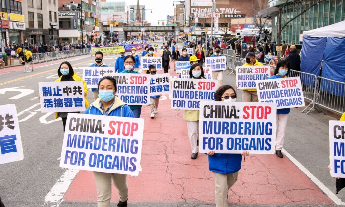Практикующие Фалуньгун участвуют в параде в Нью-Йорке 18 апреля 2021 года в ознаменование 22-й годовщины мирного обращения 10 тыс.  практикующих Фалуньгун 25 апреля в Пекине. Samira Bouaou/The Epoch Times | Epoch Times Россия