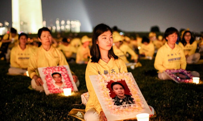 Практикующие Фалуньгун проводят акцию при свечах в память о жертвах 22-летнего преследования в Китае. Вашингтон, 16 июля 2021 года. (Samira Bouaou/The Epoch Times) | Epoch Times Россия