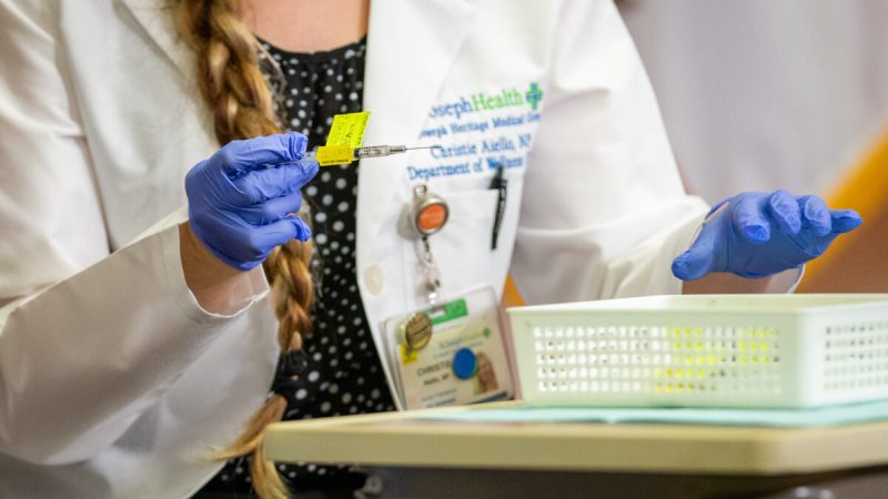 Медицинский работник готовится ввести вакцину от COVID-19 в Оранж, штат Калифорния, 16 декабря 2020 г. (John Fredricks / The Epoch Times) | Epoch Times Россия