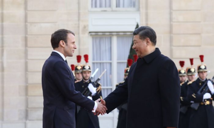 Президент Франции Эммануэль Макрон (слева) приветствует китайского лидера Си Цзиньпина в Елисейском дворце в Париже 25 марта 2019 года. (LUDOVIC MARIN/AFP/Getty Images)  | Epoch Times Россия