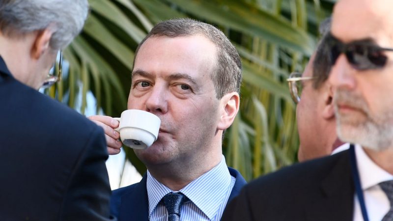 Премьер-министр России Дмитрий Медведев пьет чашку кофе 13 ноября 2018 года во время международной конференции по Ливии на вилле в Палермо. Фото: FILIPPO MONTEFORTE/AFP via Getty Images | Epoch Times Россия
