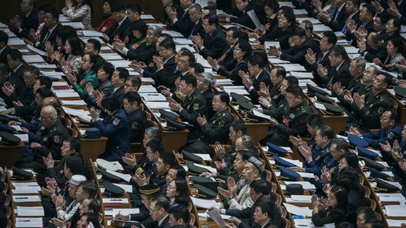 Делегаты аплодируют во время третьего пленарного заседания Законодательного собрания Китая (ВСНП) в Доме народных собраний в Пекине 12 марта 2019 г. (Kevin Frayer/Getty Images)  | Epoch Times Россия