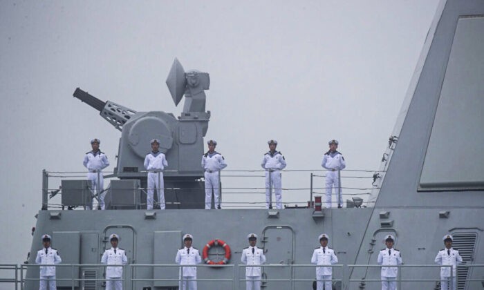 Моряки на палубе нового эсминца с управляемыми ракетами типа 055 Nanchang военно-морского флота Народно-освободительной армии Китая (НОАК), провинция Шаньдун на востоке Китая, 23 апреля 2019 г. (Mark Schiefelbein/AFP via Getty Images) | Epoch Times Россия