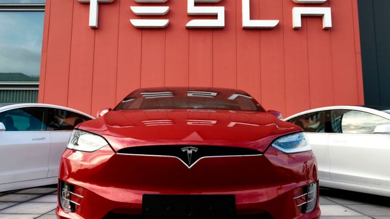 Логотип в сервисном центре американской автомобильной и энергетической компании Tesla в Амстердаме 23 октября 2019 г. (Photo by JOHN THYS/AFP via Getty Images)  | Epoch Times Россия