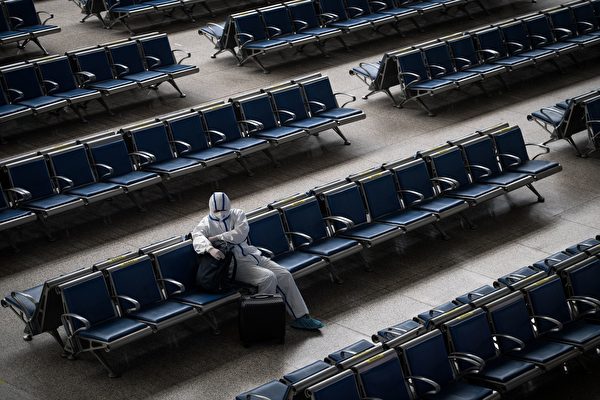Пассажир в защитной одежде ожидает поезда на вокзале Ханькоу в начале мая 2020 года. (STR/AFP via Getty Images)
 | Epoch Times Россия
