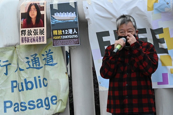 Продемократический активист Ли Чёк-Ян у Бюро по связям Госсовета в Гонконге призывает освободить гражданку Китая, Чжан Чжань, заключённую в тюрьму за репортажи об эпидемии в Ухане, 28 декабря 2020 года. (Peter PARKS/AFP via Getty Images)
 | Epoch Times Россия