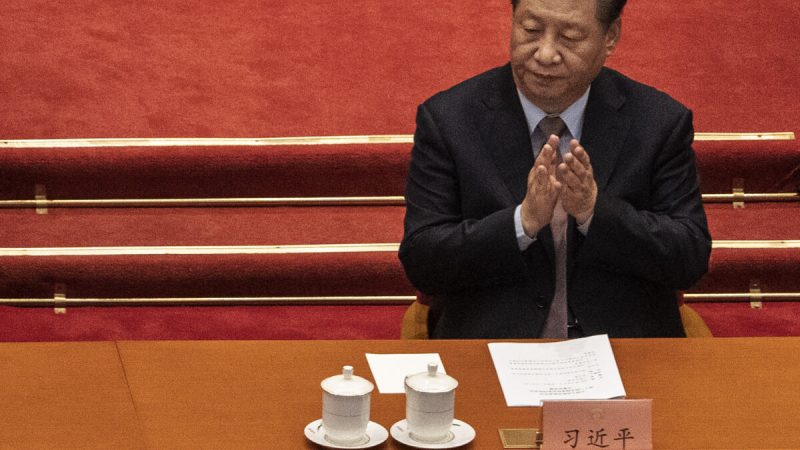 Китайский лидер Си Цзиньпин аплодирует во время открытия Китайской народной политической консультативной конференции в Большом зале народных собраний в Пекине 4 марта 2021 года (Кевин Фрайер / Getty Images) | Epoch Times Россия