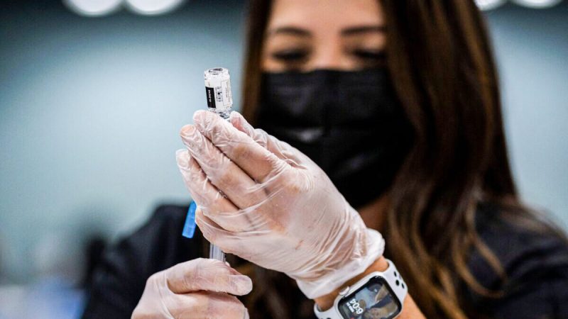 Фармацевт готовит бустер-вакцину против COVID-19 в Сан-Рафаэле, Калифорния, 1 октября 2021 г. Justin Sullivan/Getty Images
 | Epoch Times Россия