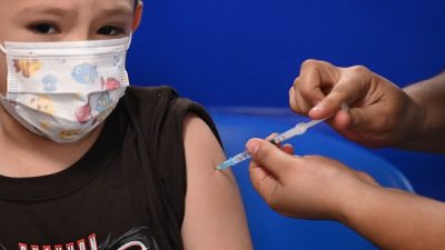 Эффективность западных вакцин падает до 50% и ниже через 6 месяцев, показало исследование