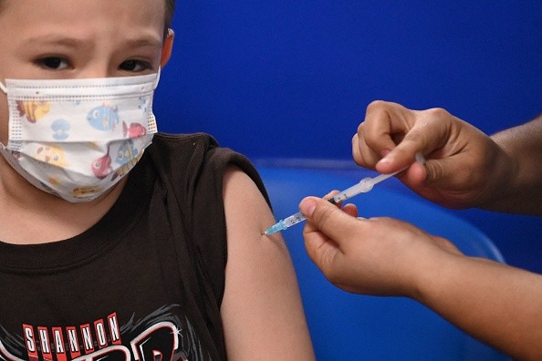 Ребёнку делают прививку от Covid-19. (MARVIN RECINOS/AFP via Getty Images) | Epoch Times Россия
