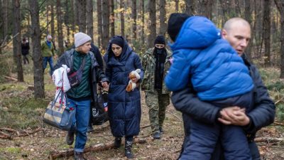 Большая колонна мигрантов с детьми направилась через Беларусь к границам Польши