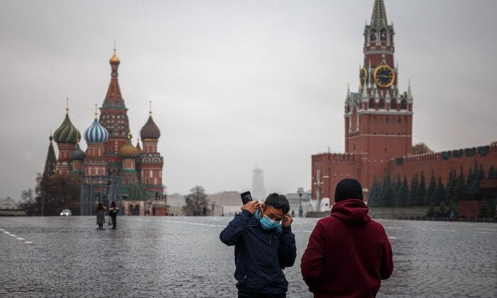 Мужчины на пустынной Красной площади во время вспышки пандемии COVID-19 в Москве 28 октября 2021 г.  (Dimitar Dilkoff/AFP via Getty Images)  | Epoch Times Россия