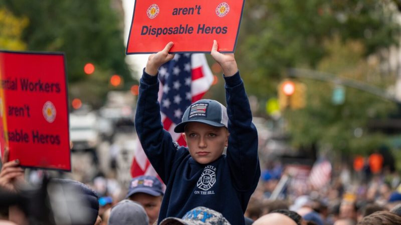 Люди протестуют против вакцинации COVID-19 для муниципальных служащих во время акции протеста в особняке Грейси в Нью-Йорке 28 октября 2021 года (Дэвид Ди Дельгадо / Getty Images) | Epoch Times Россия
