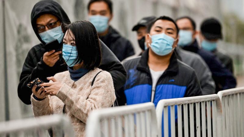 Люди стоят в очереди для сдачи анализа на коронавирус в Пекине 1 ноября 2021 года. (Noel Celis / AFP) (NOEL CELIS/AFP via Getty Images) | Epoch Times Россия