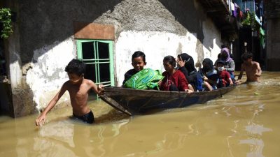 Пять человек погибли во время наводнения в Индонезии