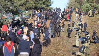Польские пограничники используют против мигрантов слезоточивый газ и водомёты