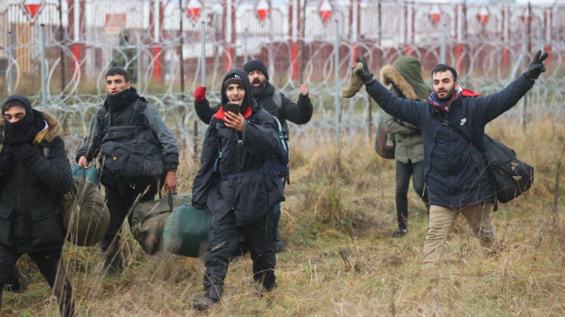 Группа мигрантов идёт вдоль белорусско-польской границы к лагерю, Гродненская область 12 ноября 2021 года. (Photo by LEONID SHCHEGLOV/BELTA/AFP via Getty Images) | Epoch Times Россия