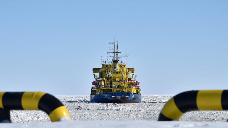 На снимке, сделанном 16 апреля 2015 года, показан ледокол «Тор» в порту Сабетта на берегу Карского моря на полуострове Ямал за полярным кругом, примерно в 2450 км от Москвы. (Kirill Kudryavtsev/AFP via Getty Images) | Epoch Times Россия