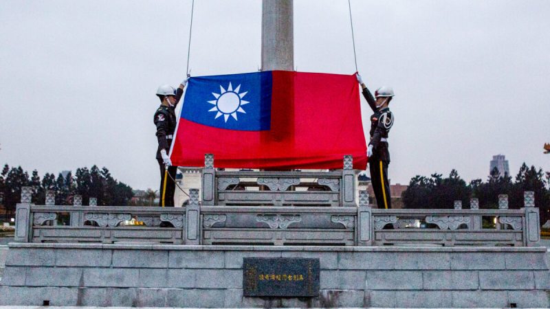 Почётные караулы готовятся поднять флаг Тайваня на площади Мемориального зала Чан Кайши в Тайбэе, Тайвань, 14 января 2016 года. (Ulet Ifansasti/Getty Images) | Epoch Times Россия