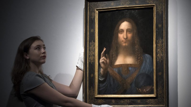 Christie’s представляет картину Леонардо да Винчи Salvator Mundi 24 октября 2017 года в Лондоне, перед тем как 15 ноября её выставили на аукционе в Нью-Йорке. (CarlCourt / GettyImages)
 | Epoch Times Россия