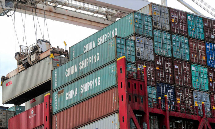 Морской контейнер выгружают с контейнеровоза East China Sea в порту Окленда, Калифорния, 20 июня 2018 года. (Justin Sullivan/Getty Images) | Epoch Times Россия