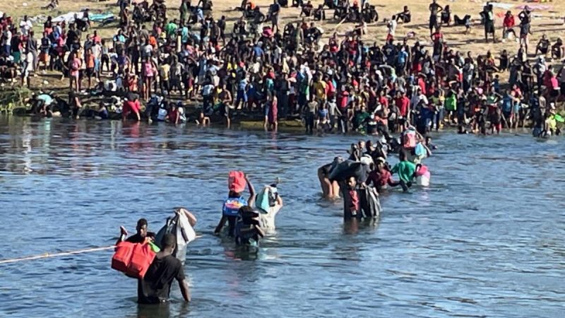Нелегальные иммигранты пересекают реку Рио-Гранде из Дель-Рио, штат Техас, в Акунью, Мексика, 20 сентября 2021 г. (Charlotte Cuthbertson/The Epoch Times)
 | Epoch Times Россия