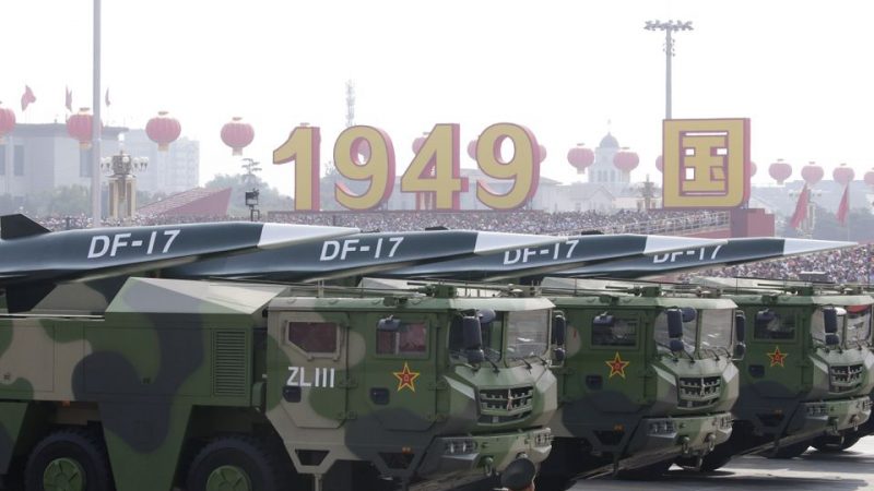 Военные машины с гиперзвуковыми ракетами DF-17 на площади Тяньаньмэнь во время военного парада в Пекине, Китай, 1 октября 2019 г. (Jason Lee/Reuters)
 | Epoch Times Россия