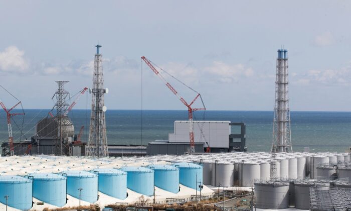 Блоки ядерных реакторов № 3 (L) и № 4 на АЭС «Фукусима» в городе Окума на фоне Тихого океана, префектура Фукусима, Япония, 27 февраля 2021 г. (Hiro Komae/AP Photo) | Epoch Times Россия