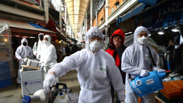 Команда по дезинфекции распыляет антисептический раствор против COVID-19 на традиционном рынке в Сеуле, Южная Корея, 26 февраля 2020 г. (Chung Sung-Jun/Getty Images) | Epoch Times Россия