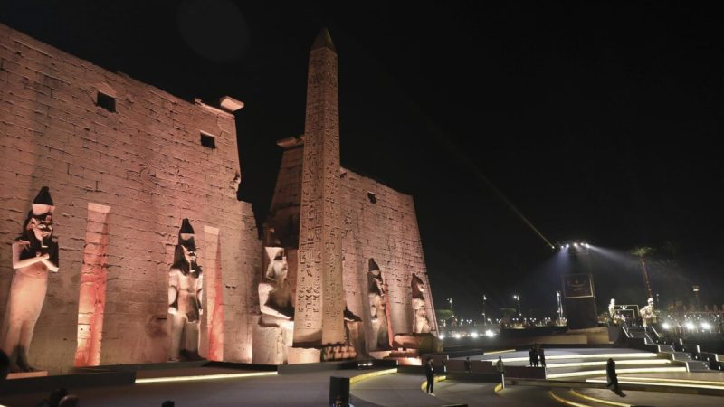 Вид на вход в Луксорский храм перед церемонией открытия Аллеи сфинксов в Луксоре, Египет, 25 ноября 2021 года. (Mohamed El-Shahed/AP Photo) | Epoch Times Россия