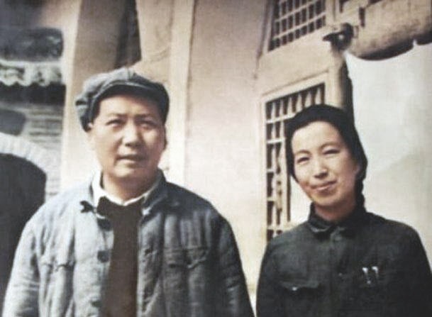 На фотографии 1946 года изображены Мао Цзэдун и его четвёртая жена Цзян Цин. (Общественное достояние)