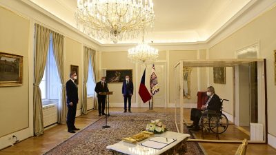 Президент Чехии назначил нового премьер-министра из кабинки из оргстекла