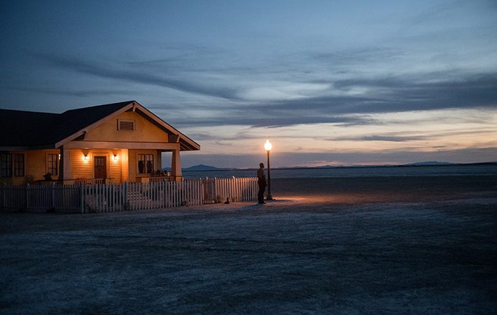 Уилл (Уинстон Дьюк) стоит перед своим одиноким домом в пустыне в «Девяти днях». (Michael Coles / Sony Pictures Classics) | Epoch Times Россия