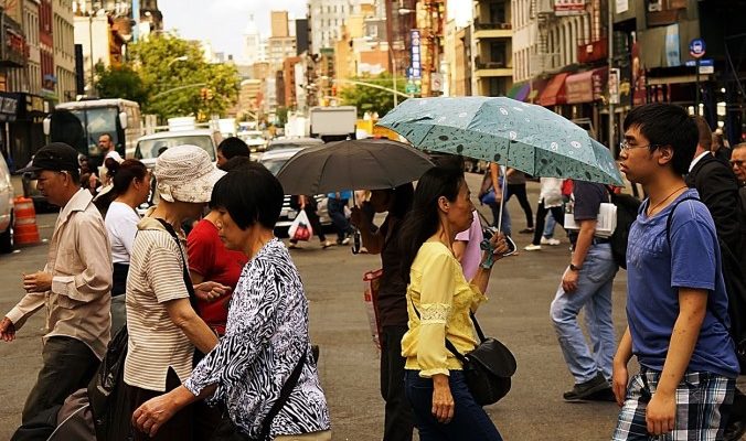 Прохожие идут по улице в китайском квартале Нью-Йорка 11 июля 2014 года. Фото: Spencer Platt/Getty Images | Epoch Times Россия