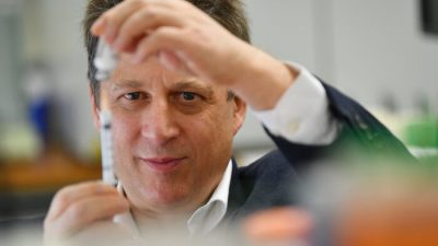 Австралийскому разработчику вакцины грозят увольнением за отказ от прививки