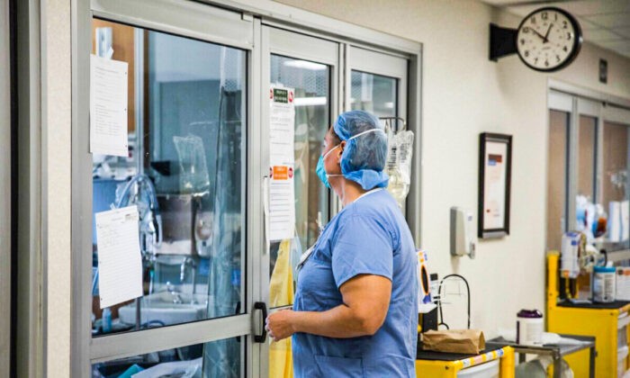 Медицинский работник готовится войти в палату пациента с COVID-19. (Megan Jelinger/AFP via Getty Images) | Epoch Times Россия