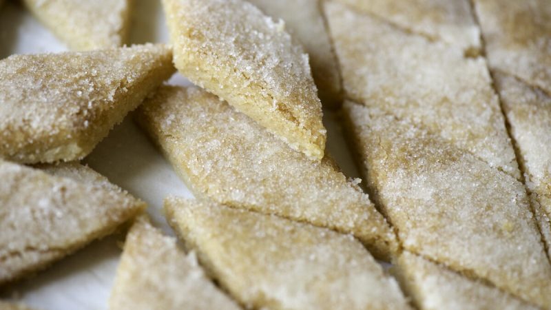 Блестящий сахар — цветной или простой — станет прекрасным завершением этого простого сахарного печенья. (С любезного разрешения Susan Butler)
 | Epoch Times Россия