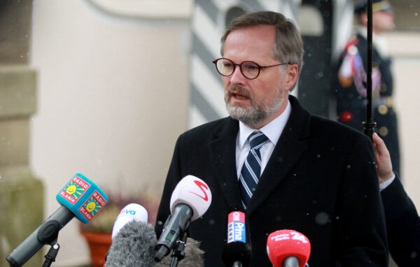 Новоназначенный премьер-министр Чехии Петр Фиала делает заявление для прессы в Ланах, к западу от Праги, Чешская Республика, 28 ноября 2021 года. (Milan Kammermayer/AFP via Getty Images)