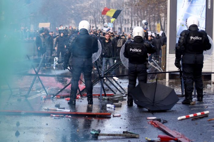 В Европе протесты против антиковидных мер перерастают в массовые беспорядки