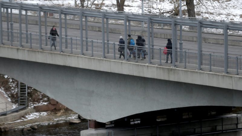 Люди идут по мосту через реку Нарва на пункте пересечения границы с Россией в Нарве, Эстония, 16 февраля 2017 года. (Ints Kalnins/Reuters) | Epoch Times Россия